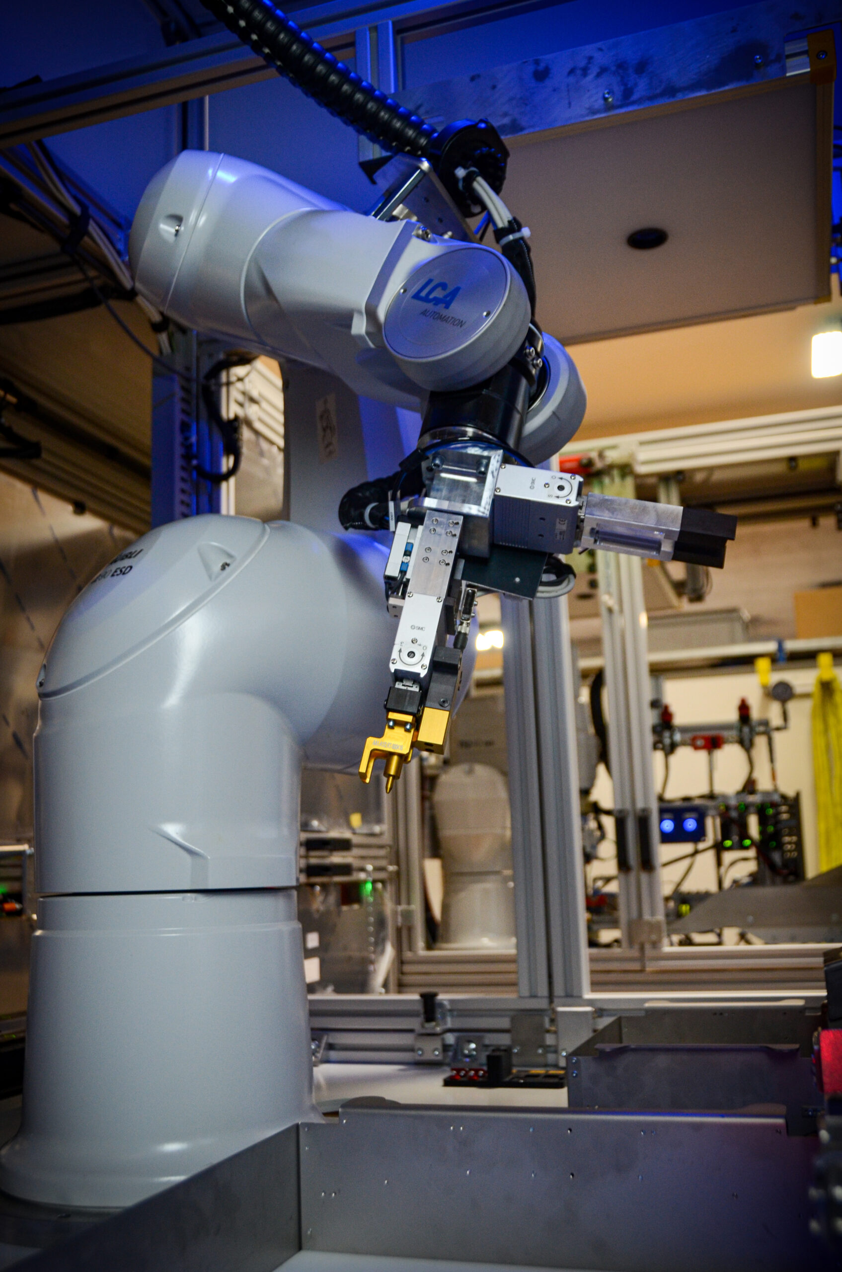 We know, robotic arms look spectacular. But not every machine needs one. We love to implement them, when necessary.