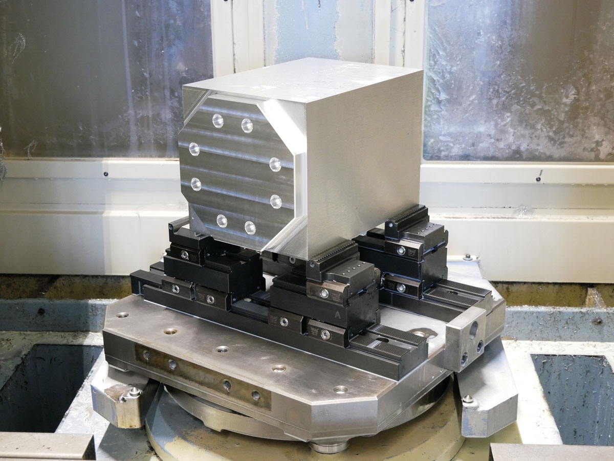 3D modularity. The powerCLAMP workholding system is expandable in height, side and length.